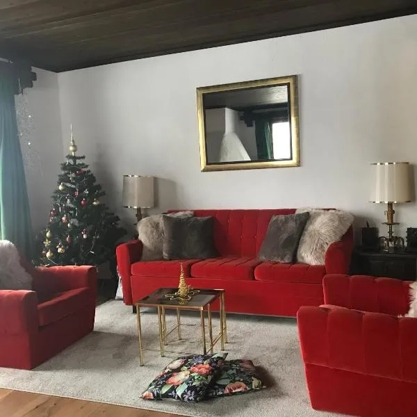 TOP LOCATION - Klosters center - 130m distance to ski lift Parsenn Gotschnabahn and railway station Klosters Platz - direct connection to Davos, hotel v destinaci Klosters