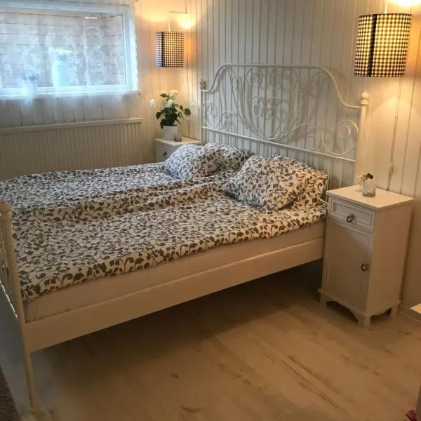 Room with pentry, separate entrance, no cardpayment, hotel en Släthult