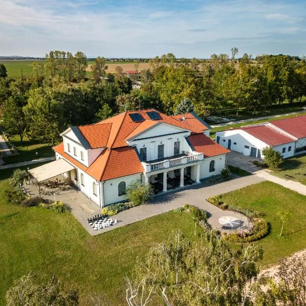 Tarnóca Kúria, hotel in Soponya