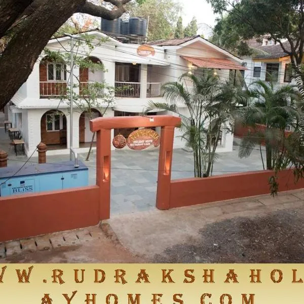 Rudraksha Holiday Homes, hotell Candolimis