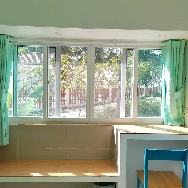 Koh Mook Hostel, готель у місті Ко-Мук