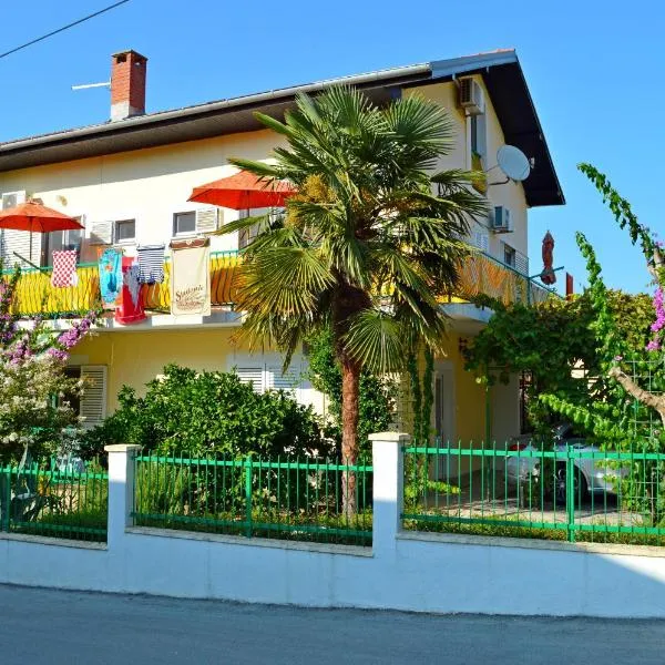 Apartment and Rooms Katica, hótel í Biograd na Moru