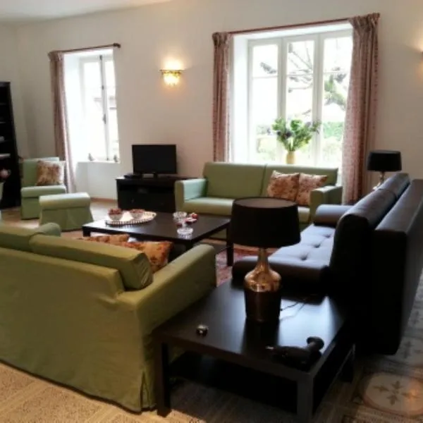 Gite Allier, hotel in Montaigu-le-Blin