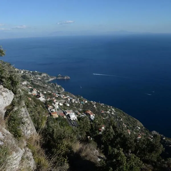 A due passi dalla costiera，位于阿杰罗拉的酒店