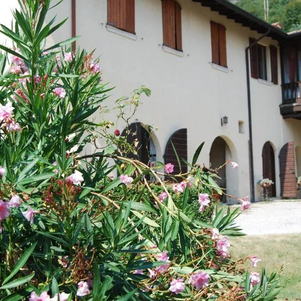 AGRITURISMO Cascina Bissiniga، فندق في سالو