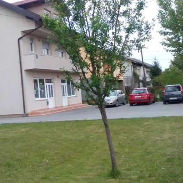 Kuc kuc apartmani, hotel v destinaci Karlovac