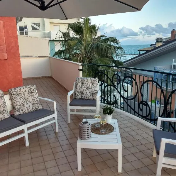 Seafront and Mountain View Penthouse, hotel in Martinsicuro