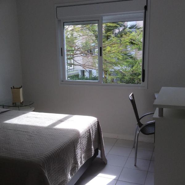 Bem localizado com sacada, churrasqueira, garagem e split - Foto 2