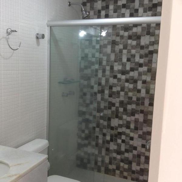 Bem localizado com sacada, churrasqueira, garagem e split - Foto 3
