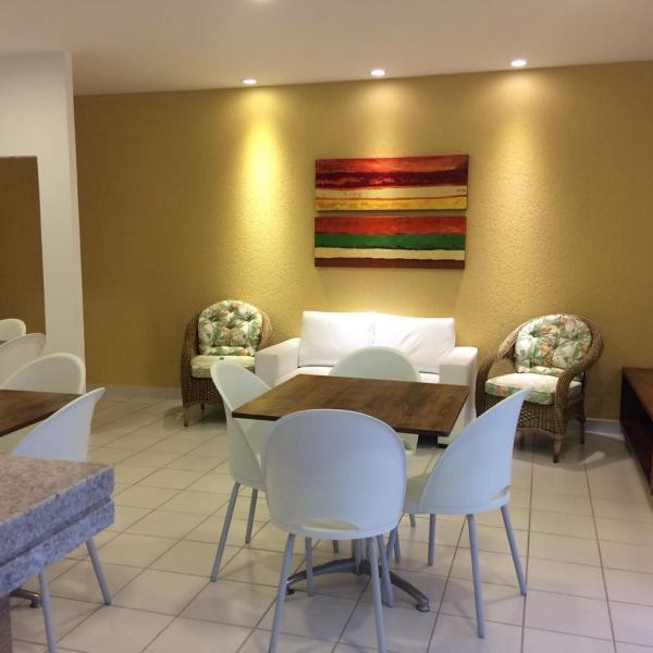 Bem localizado com sacada, churrasqueira, garagem e split - Foto 5