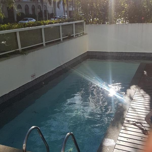 Bem localizado com sacada, churrasqueira, garagem e split - Foto 4