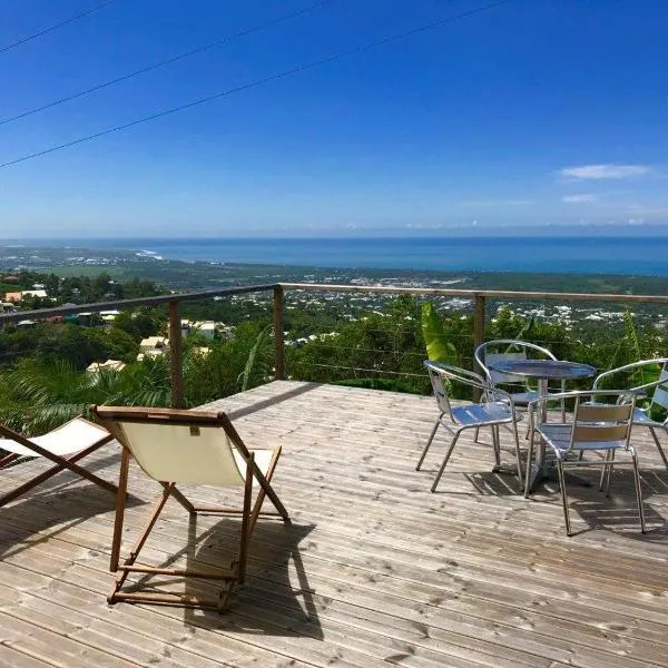 Lounge des hauts 3 maisons à L'étang-Salé sans vis à vis avec vue panoramique Océan et Montagne, hotel en Étang-Salé