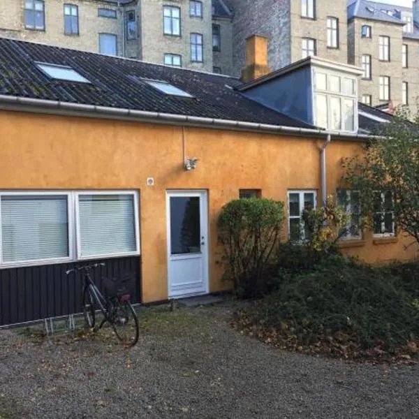 Rooms in quiet Yellow Courtyard Apartment, hotel v Kodani