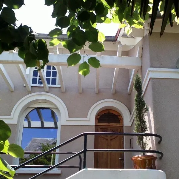 Appartement Villa LES TILLEULS، فندق في ميلو