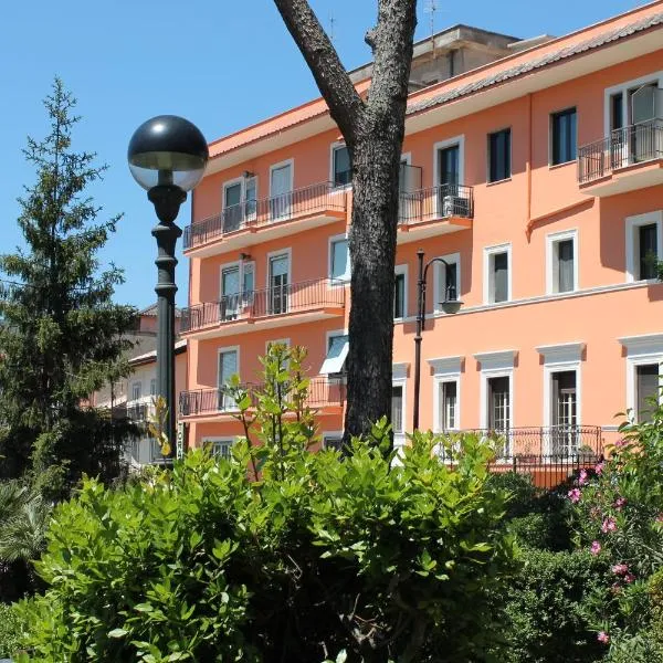 Hotel La Villa โรงแรมในCeccano