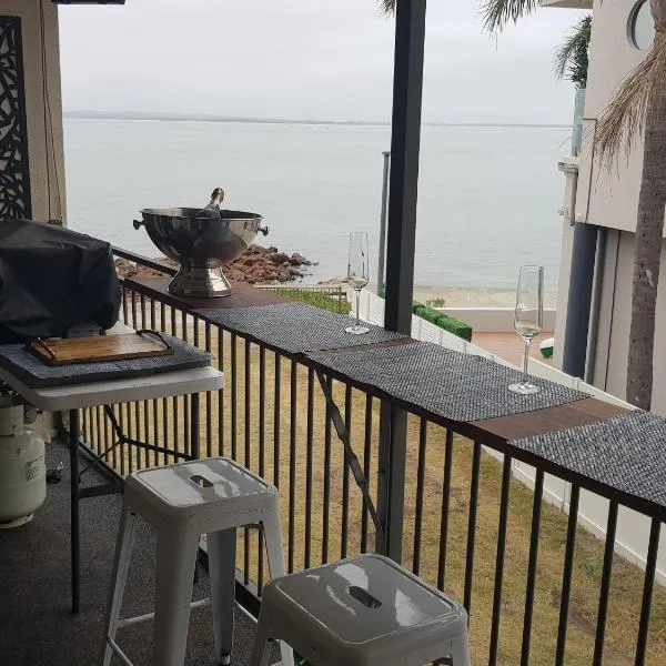 Waterfront Location - 2 Bed Apartment in Corlette, Port Stephens - Sleeps 4