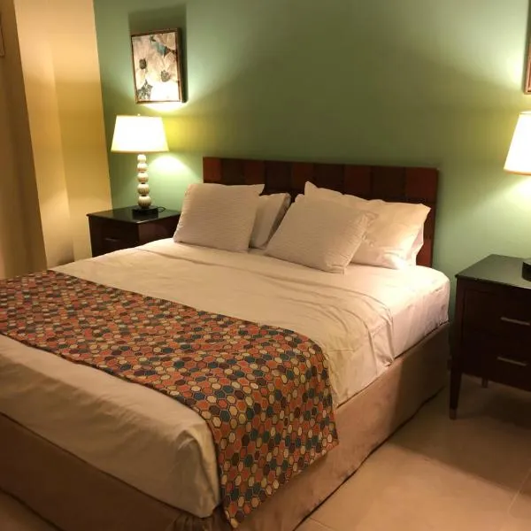 Carl's Unique Inn & Conference Facilities, hotel in Simpson Bay