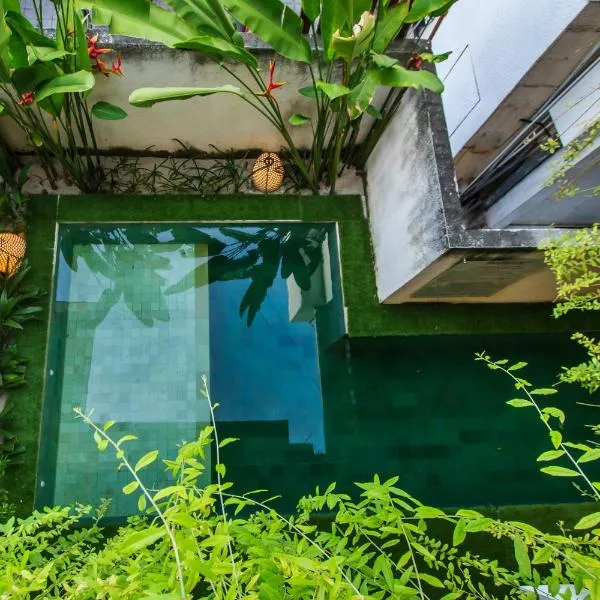 Kuta Suci Guesthouse, хотел в Кута