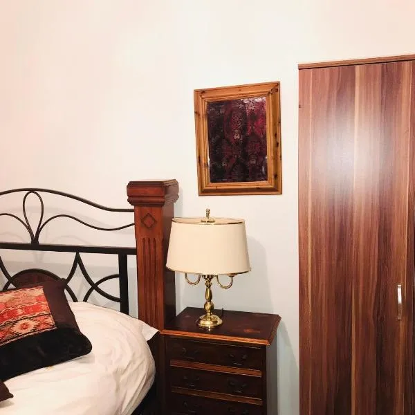 Modern cosy room with private bathroom: Harrow şehrinde bir otel