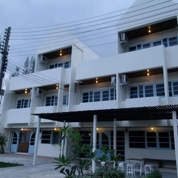 Albatross Guesthouse @ Thungwualaen Beach, hótel í Pathiu