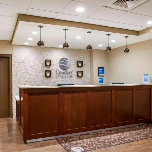 Comfort Inn & Suites At Copeland Tower、メテリーのホテル