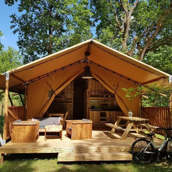 Camping Bois de St Hilaire, מלון בChalandray