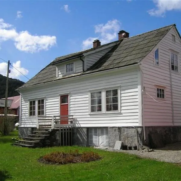 Presthus Gård, hotel in Ølve