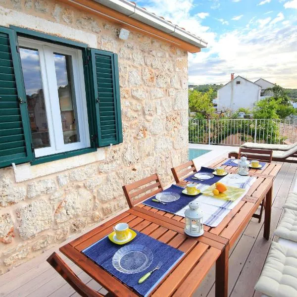 Island stonehouse villa Kala mendula, hotel v Sutivane