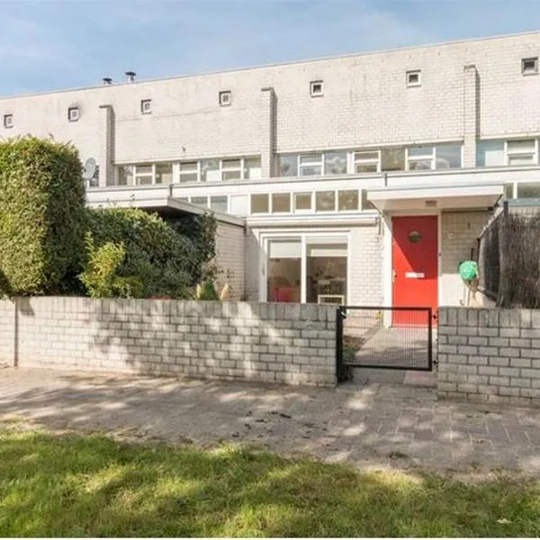 Family house next to train and close to Amsterdam and Schiphol, viešbutis mieste Almerė