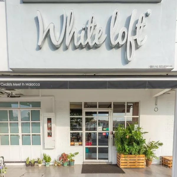 White Loft Hotel، فندق في Durian Tunggal