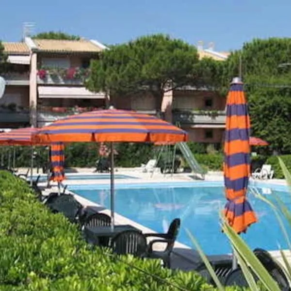 M79 - Marcelli, trilocale fronte mare in residence con piscina、マルチェッリのホテル