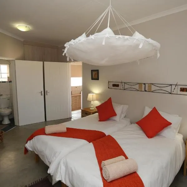Orange House Self Catering, hotel in Aus