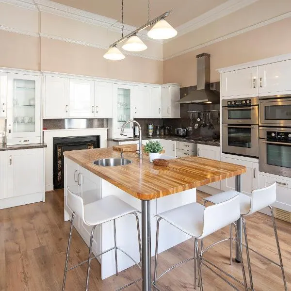 Stunning Spacious Central Apartment near Parade Gardens, hotel in Bath