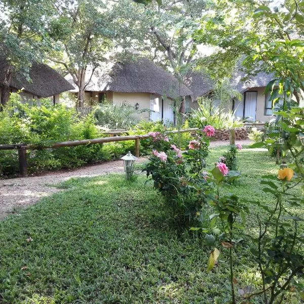 Chobe Sunset Chalets, hotel a Lesoma