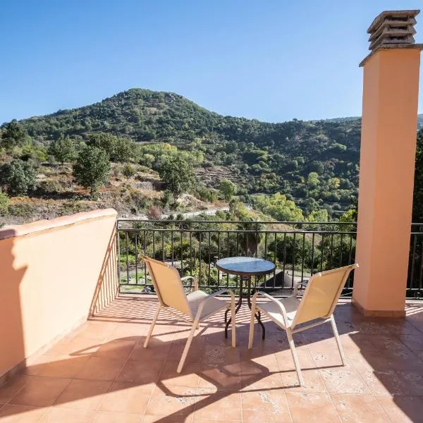 Apartamentos Rurales El Solitario, hotel di Baños de Montemayor