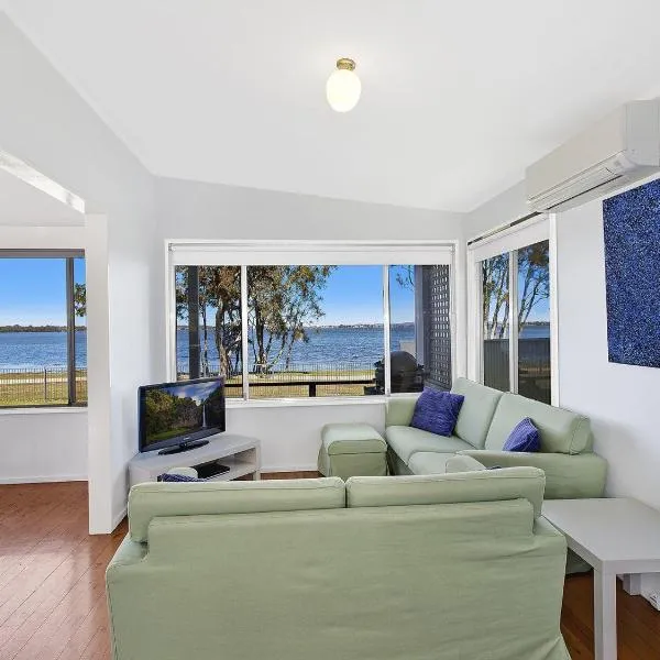 Lake Edge Cottage, hotel v destinaci Budgewoi