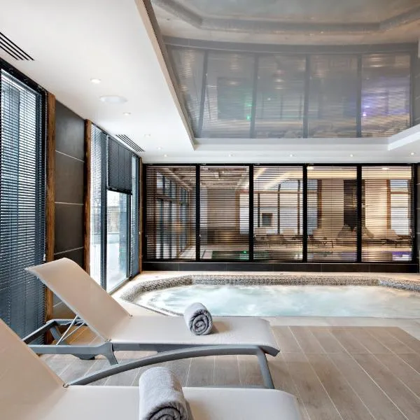 MGM Hôtels & Résidences - Hôtel Les Suites d'Alexane – hotel w mieście Samoëns