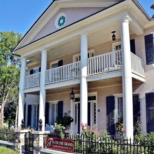 The Carriage House Flat - Downtown Paris Canada, hotel in Paris