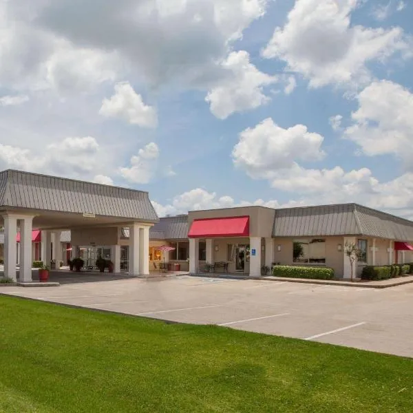 Ramada by Wyndham New Iberia, hotel in New Iberia