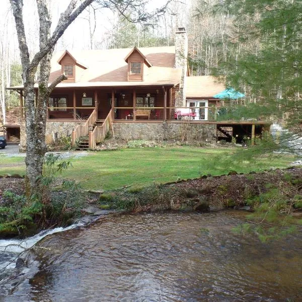 Creekside Paradise Bed and Breakfast, hótel í Fontana Village