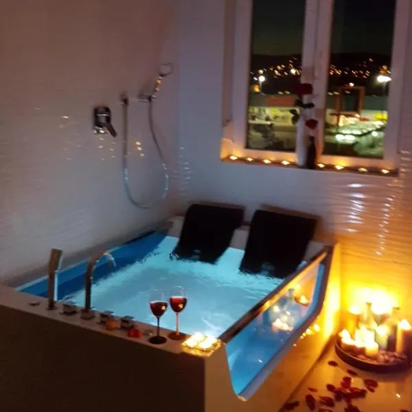 Studio-Apartment VAL - Luxury massage chair - Private SPA- Jacuzzi, Infrared Sauna, , Parking with video surveillance, Entry with PIN 0 - 24h, FREE CANCELLATION UNTIL 2 PM ON THE LAST DAY OF CHECK IN, hotelli kohteessa Garčin