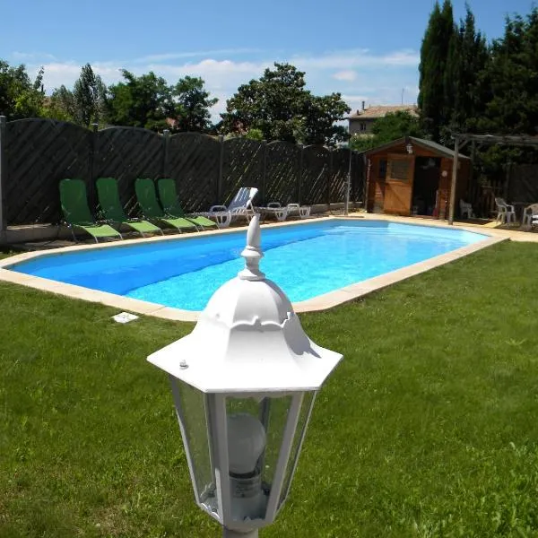 Gîte Domaine Bastide Jourdan, отель в городе Боллен