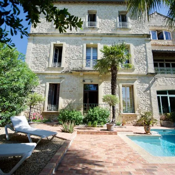 LA DEMEURE Bed and Breakfast, hotel v destinaci Aubais