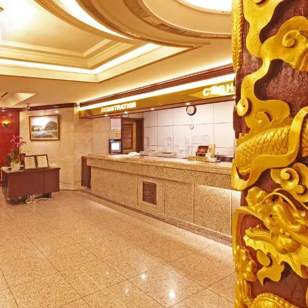 Emperor Hotel, хотел в Тученг