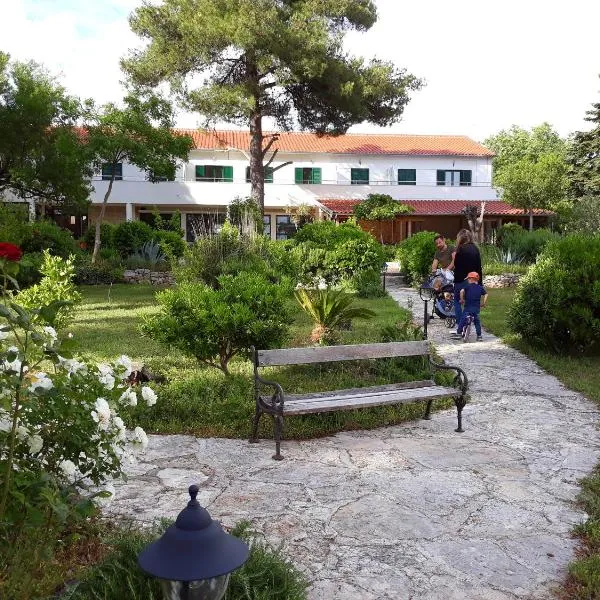 Kleine Hexe B&B Pension, hotel v destinaci Pirovac