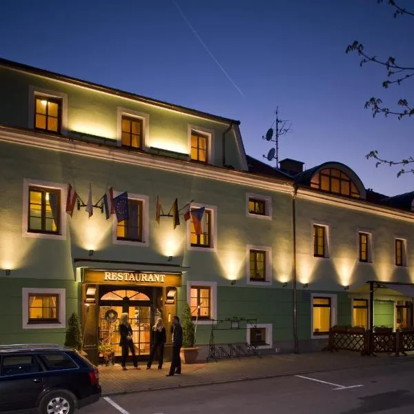 Hotel Vltava، فندق في Kramolín