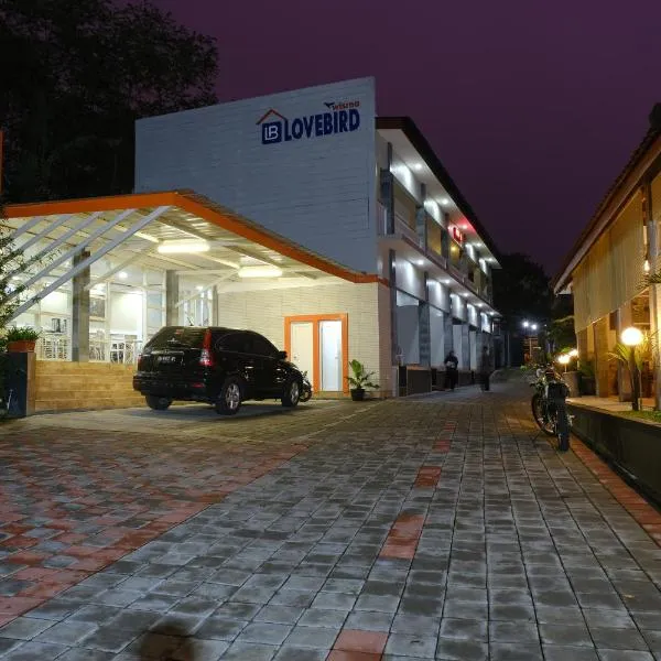 Wisma Lovebird، فندق في Kalianget