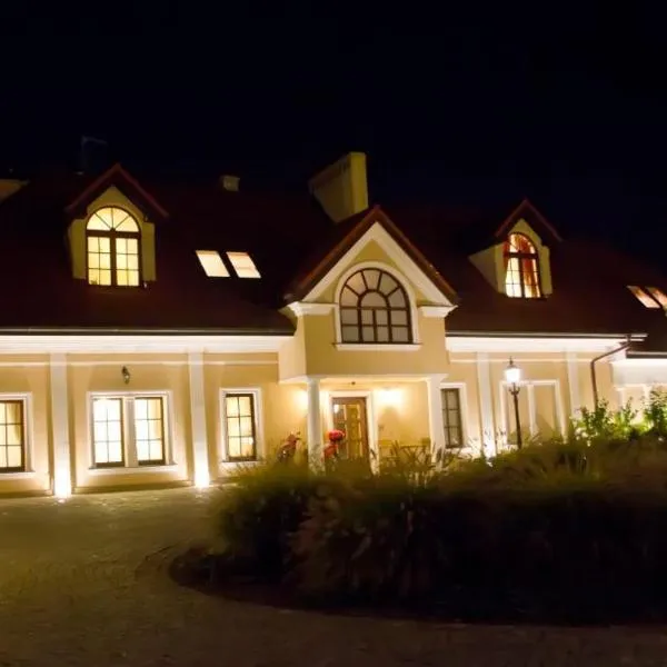 DWÓR POD RÓŻAMI, hotel v destinaci Smolec
