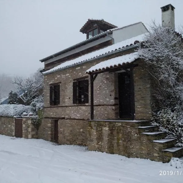 Traditional Greek Cottage, hotelli kohteessa Platía