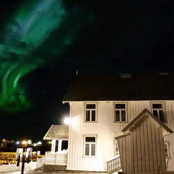 Sakrisøy Gjestegård - Manor House in Sakrisøy - Solbakken anno 1880, hotel in Reine